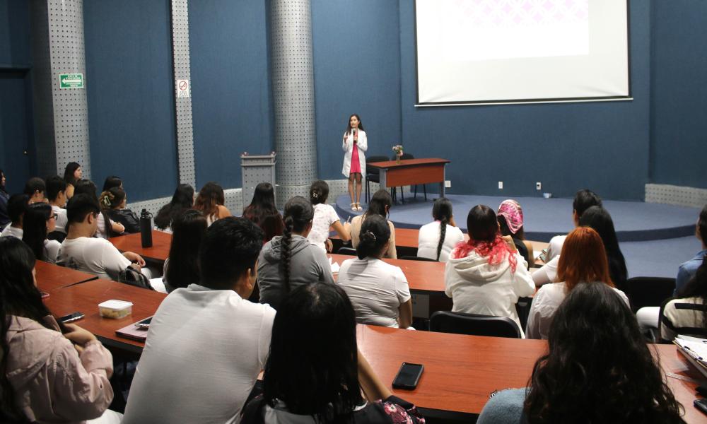 Estudiantes de Medicina participan en conferencias sobre Cáncer de Mama