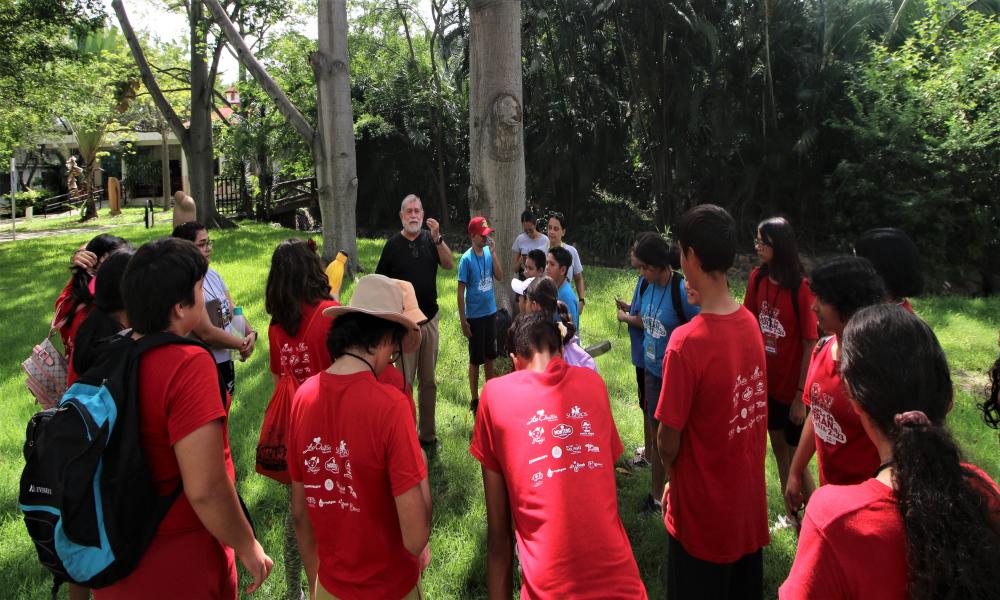 El Dr. Jorge Téllez ofreció una charla a los participantes del curso de verano