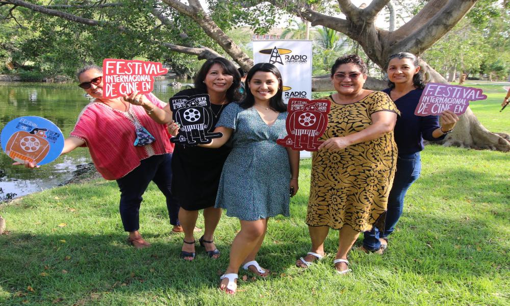 Entregan “La Iguana de Oro” a Mariana Bastos, directora de “Raquel 11”