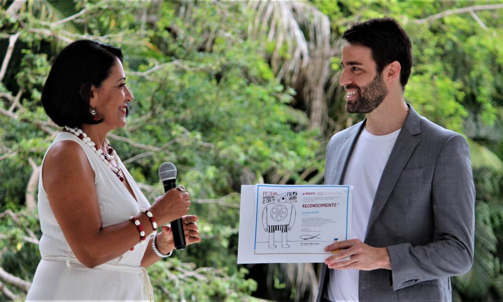 Entregan “La Iguana de Oro” a Mariana Bastos, directora de “Raquel 11”