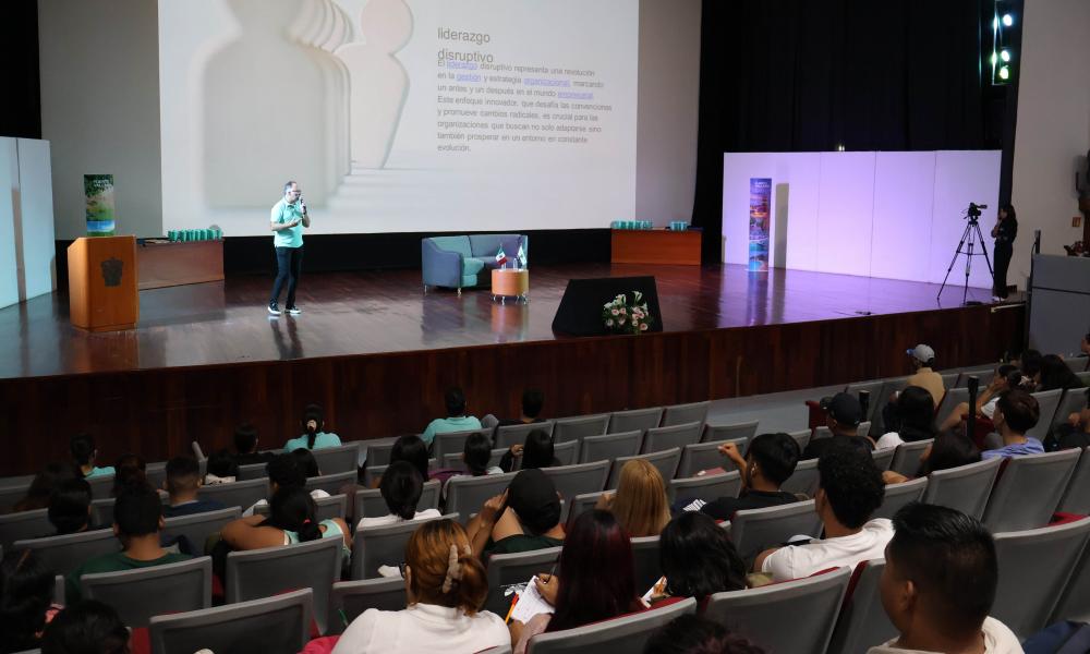 Líderes de la empresa Unlimited Vacation Club imparten conferencias a estudiantes de la carrera de Turismo