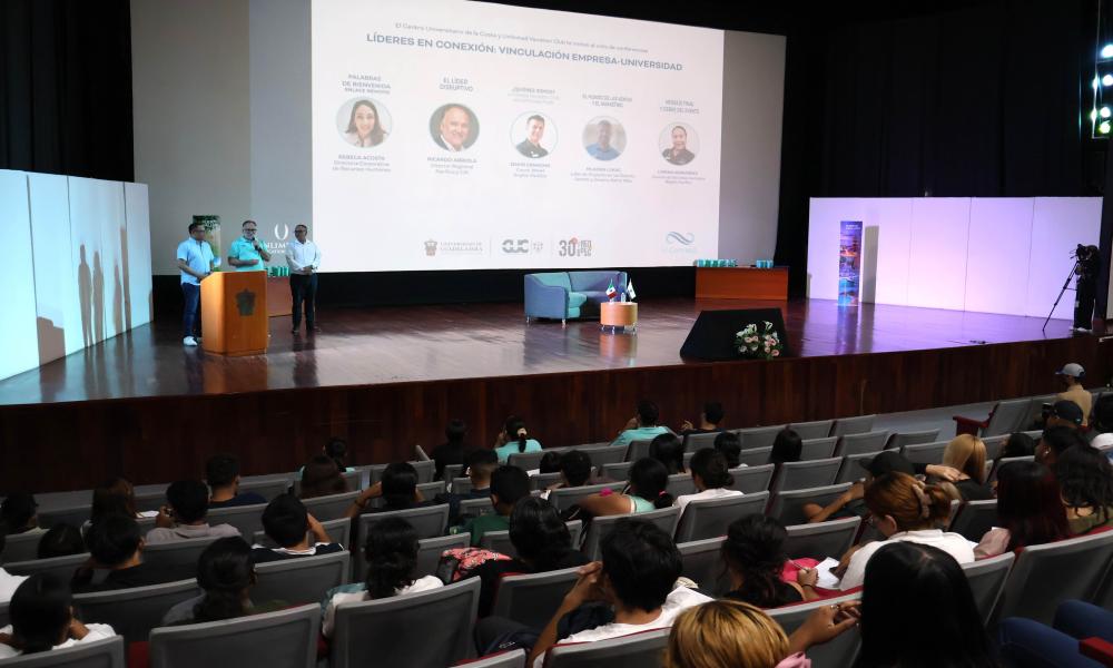 Líderes de la empresa Unlimited Vacation Club imparten conferencias a estudiantes de la carrera de Turismo