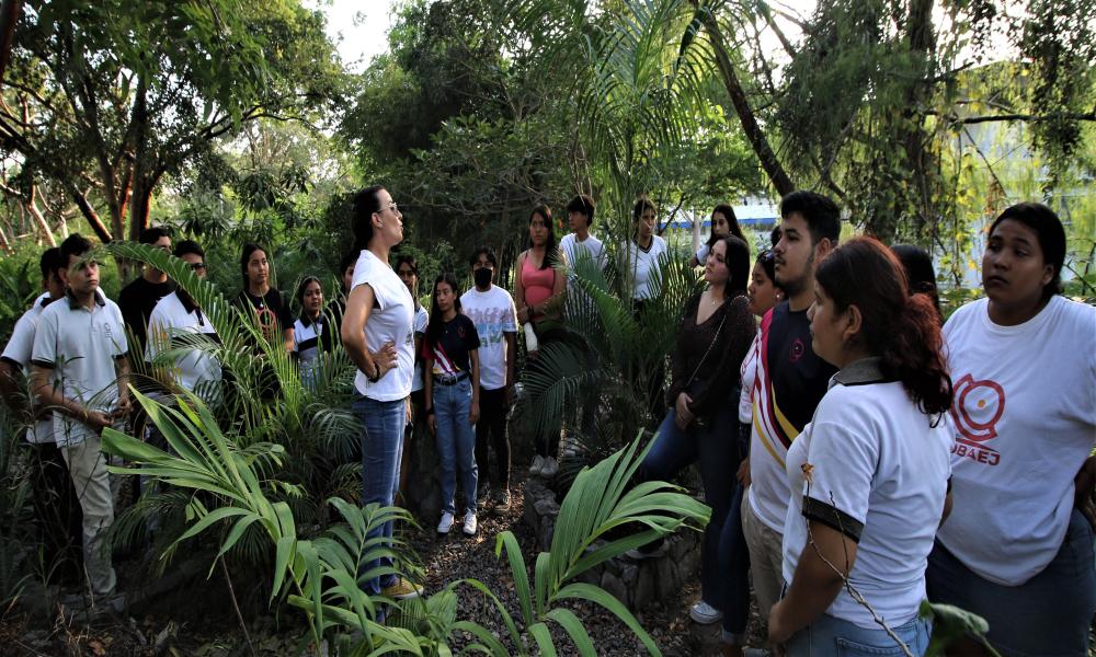 Visitan alumnos del COBAEJ las instalaciones del Centro Universitario de Costa