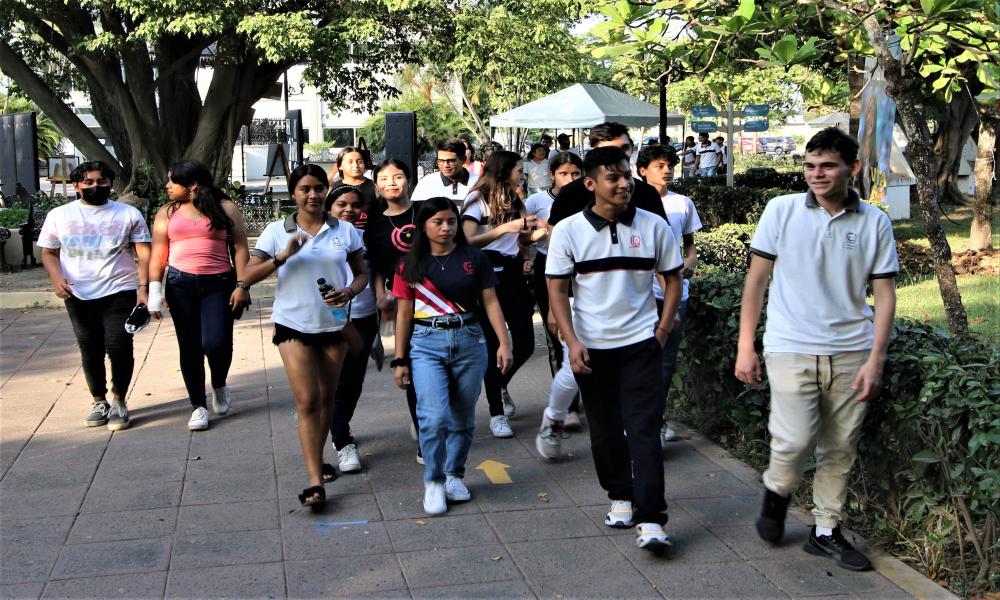 Visitan alumnos del COBAEJ las instalaciones del Centro Universitario de Costa