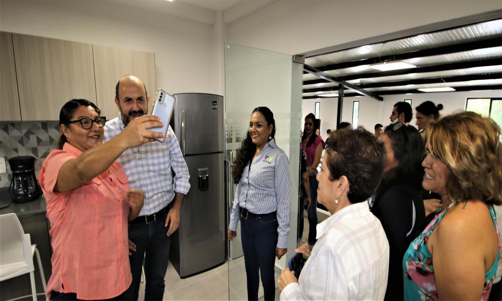El Dr. Ricardo Villanueva, rector de la UdeG inauguró el comedor del SUTUdeG