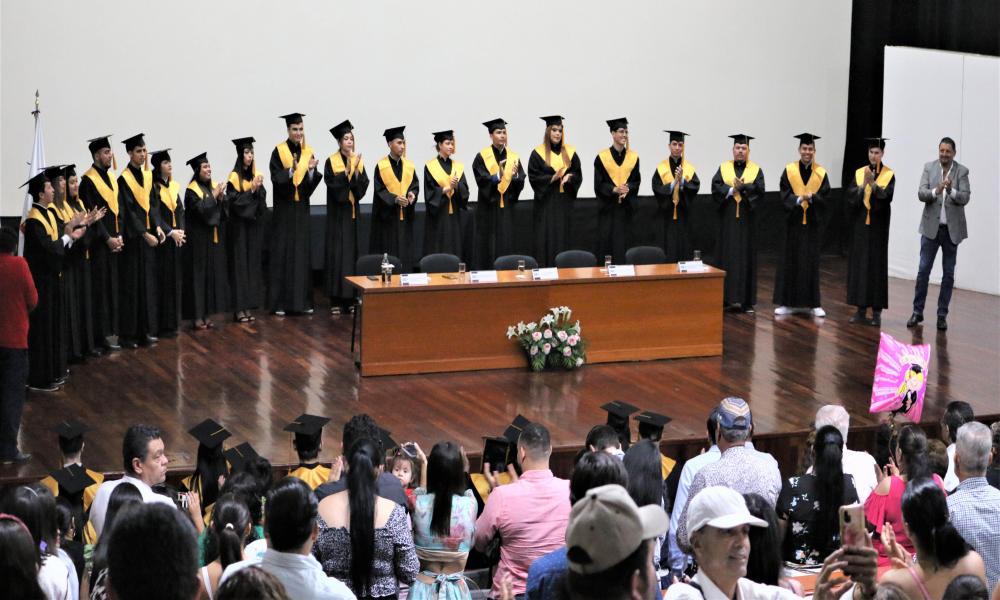 Se graduaron 48 estudiantes de la Licenciatura en Contaduría Pública del CUCosta