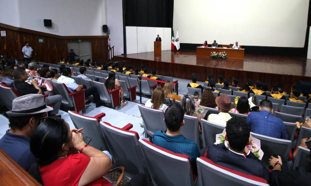 Egresan 58 estudiantes de la Licenciatura en Contaduría Pública