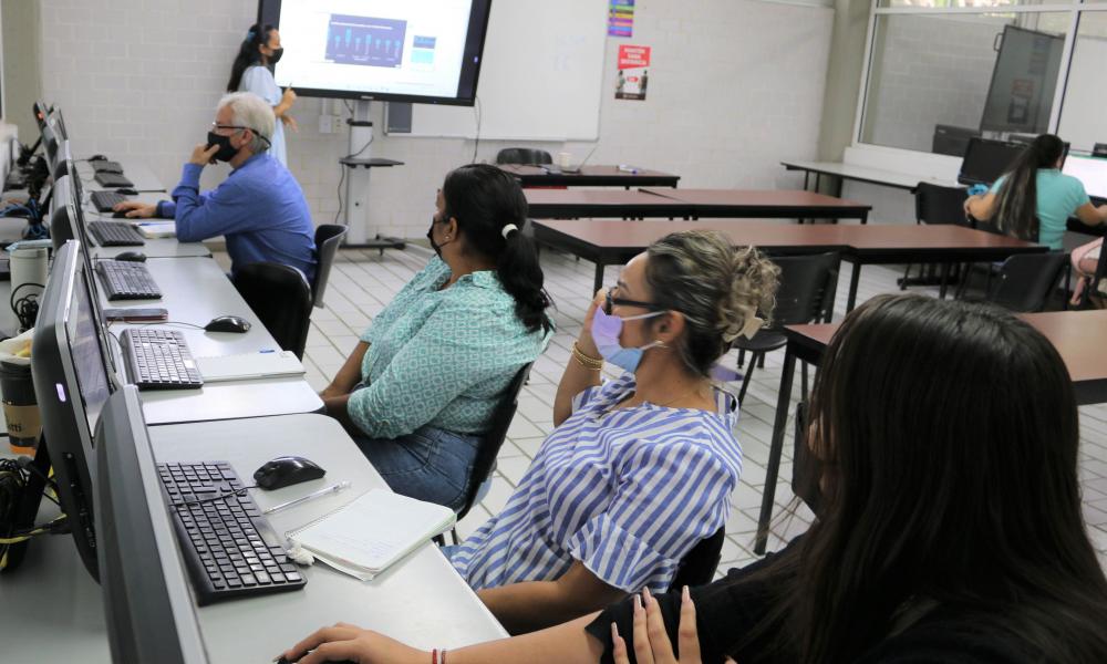 Personal administrativo del CUCosta concluyó cursos y talleres