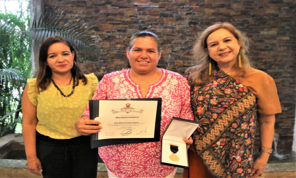 Autoridades universitarias reconocen 25 años de servicio del personal administrativo