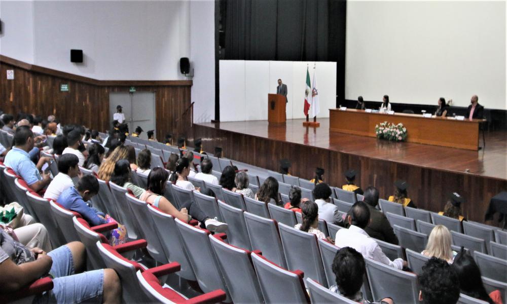 Se gradúan dos generaciones de las carreras de Artes Visuales para la Expresión Plástica y Fotográfica