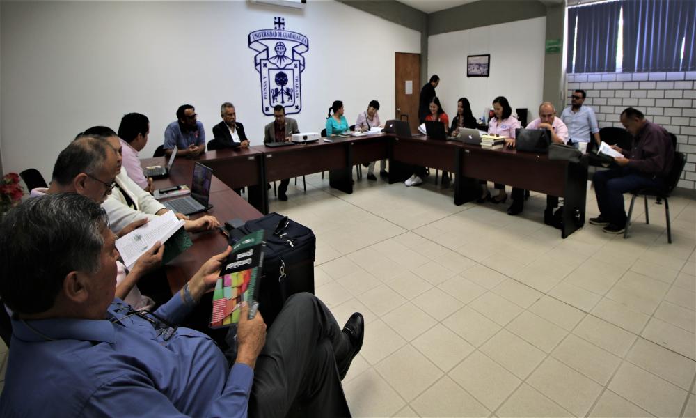 Presentan libro “Contabilidad General” a los académicos del CUCosta