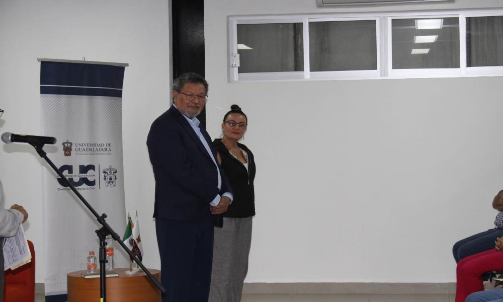 Comparte Élmer Mendoza su estilo en “La Lectura y la Literatura Negra”