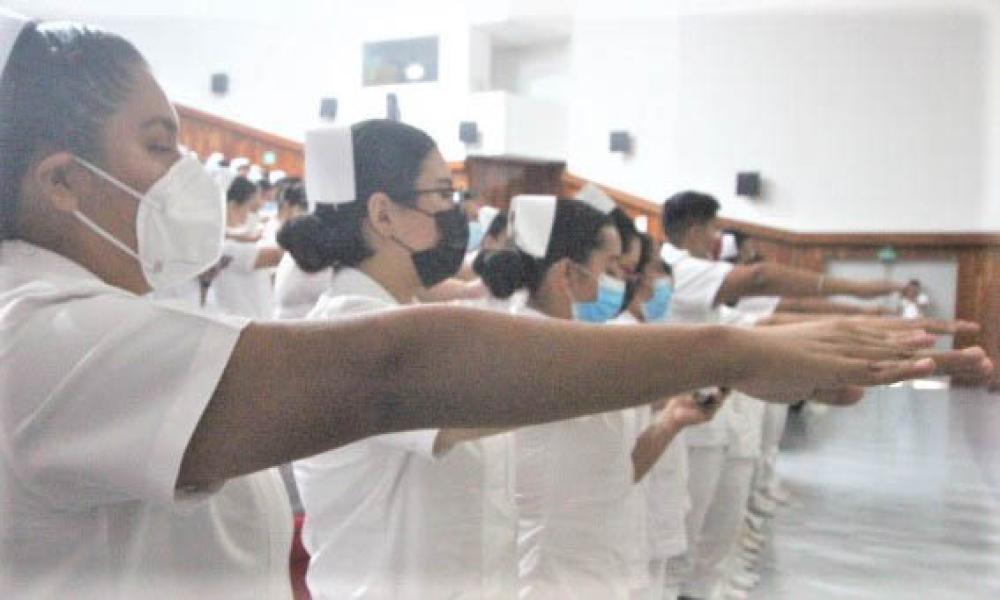 Realizan ceremonia de Imposición de cofias y galones a estudiantes de Enfermería del CUCosta