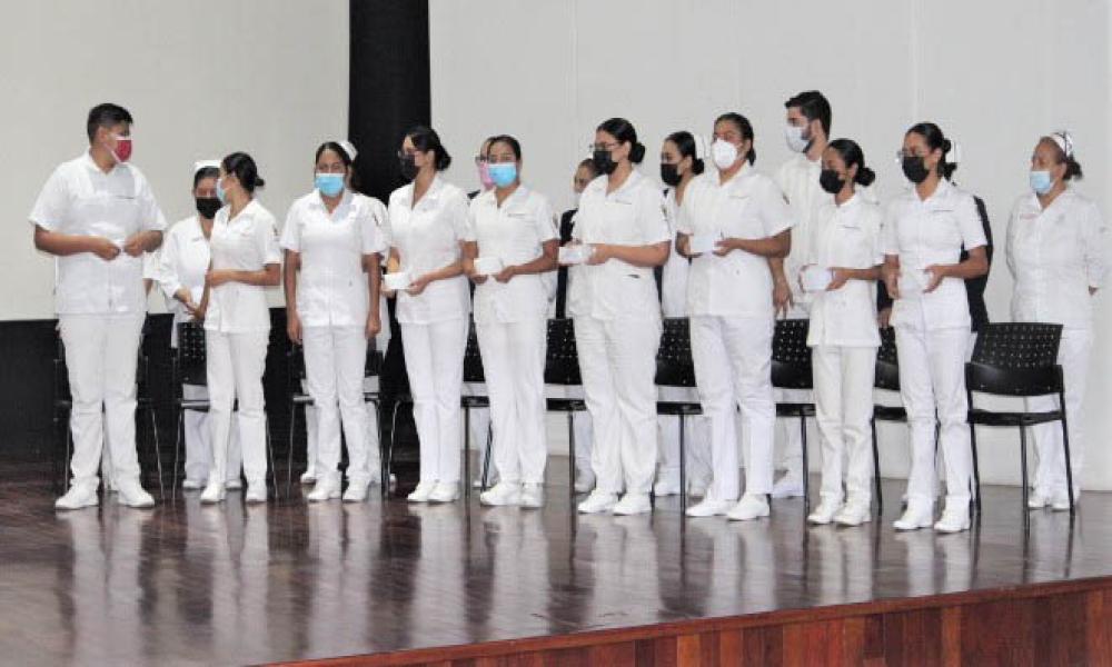 Realizan ceremonia de Imposición de cofias y galones a estudiantes de Enfermería del CUCosta