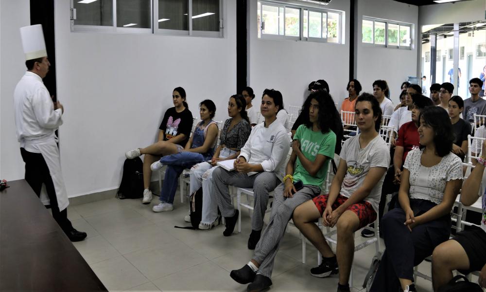 Imparten curso de primeros auxilios a estudiantes de la carrera en Ciencias y Artes Culinarias