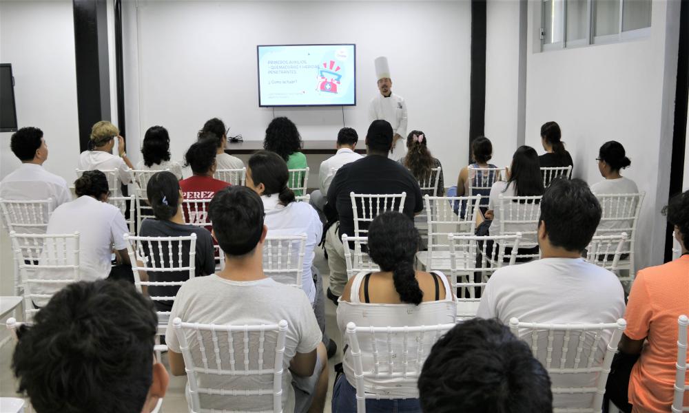 Imparten curso de primeros auxilios a estudiantes de la carrera en Ciencias y Artes Culinarias
