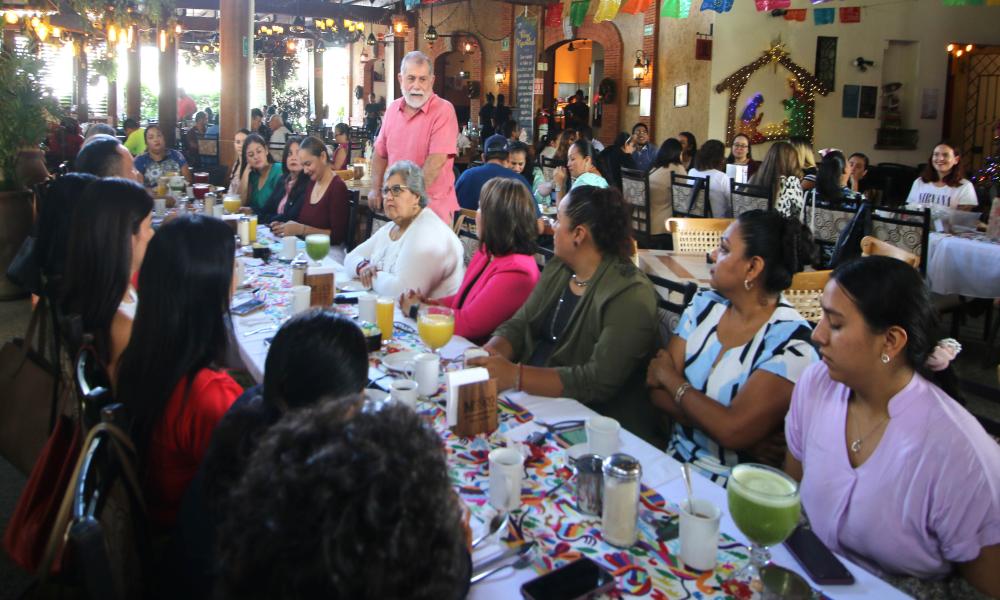 Se reúne la comunidad de la División de Estudios Sociales y Económicos en ameno convivio