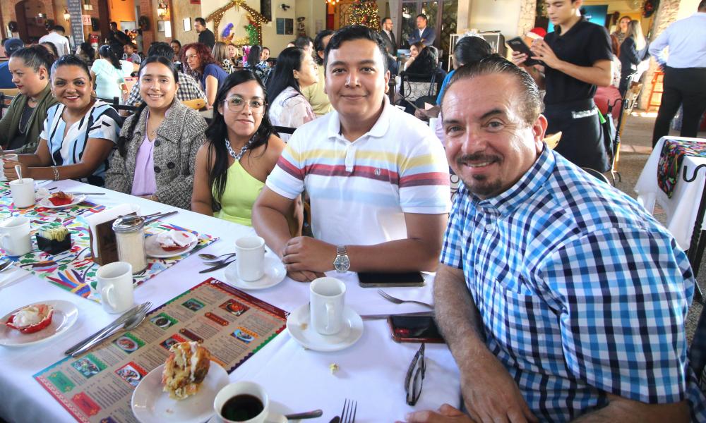 Se reúne la comunidad de la División de Estudios Sociales y Económicos en ameno convivio