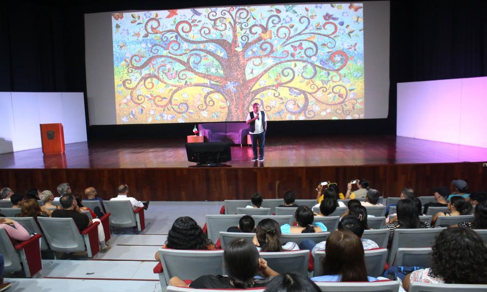 Comparte Fernando González Corona su experiencia empresarial ante estudiantes