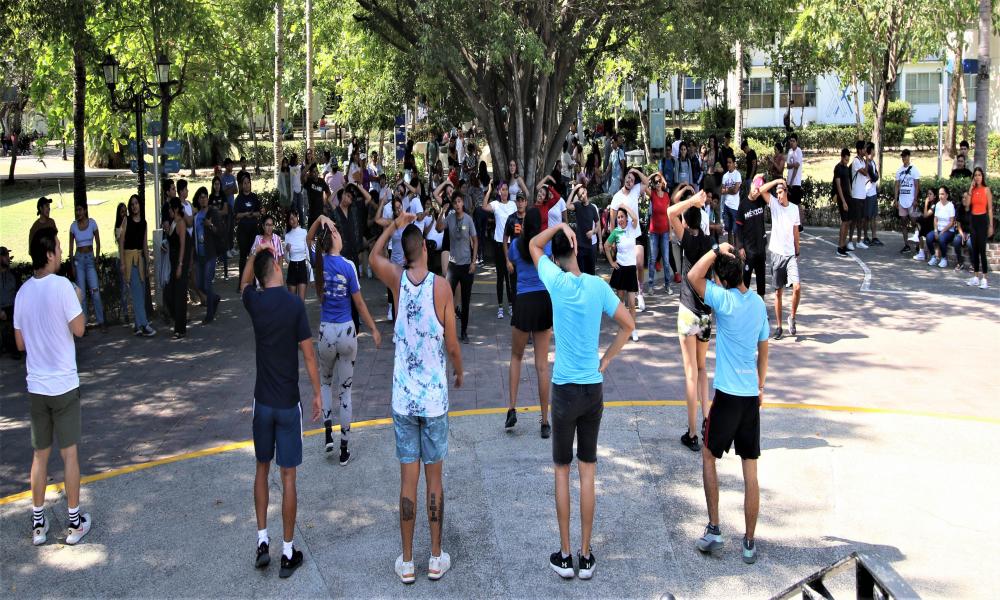 Participan universitarios del CUCosta en el Día Mundial de la Activación Física