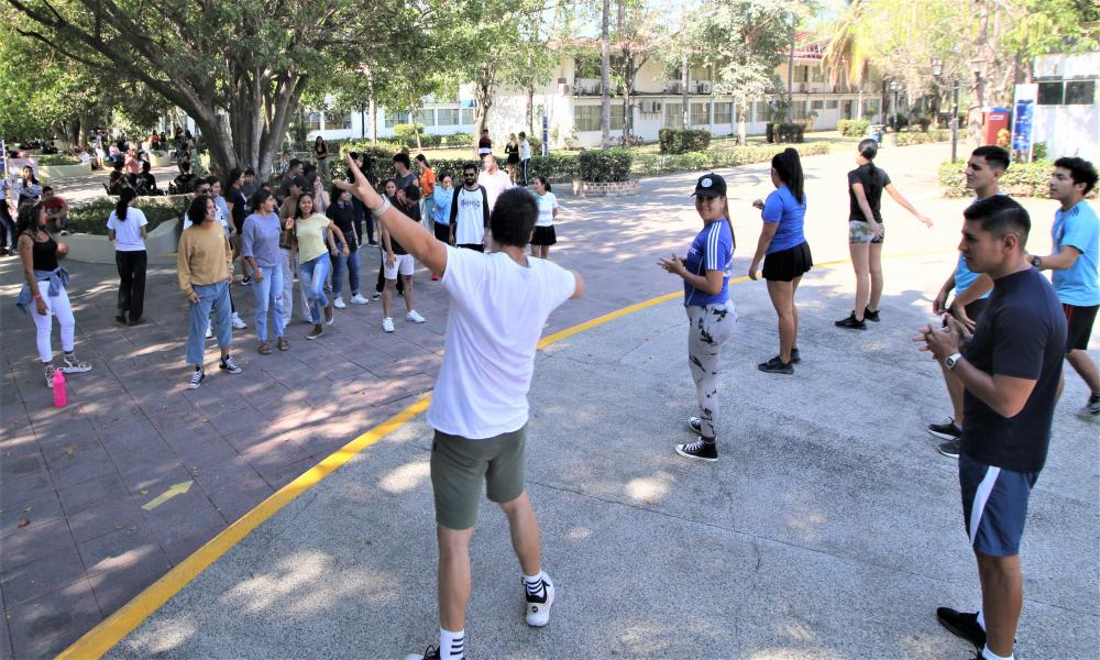 Participan universitarios del CUCosta en el Día Mundial de la Activación Física