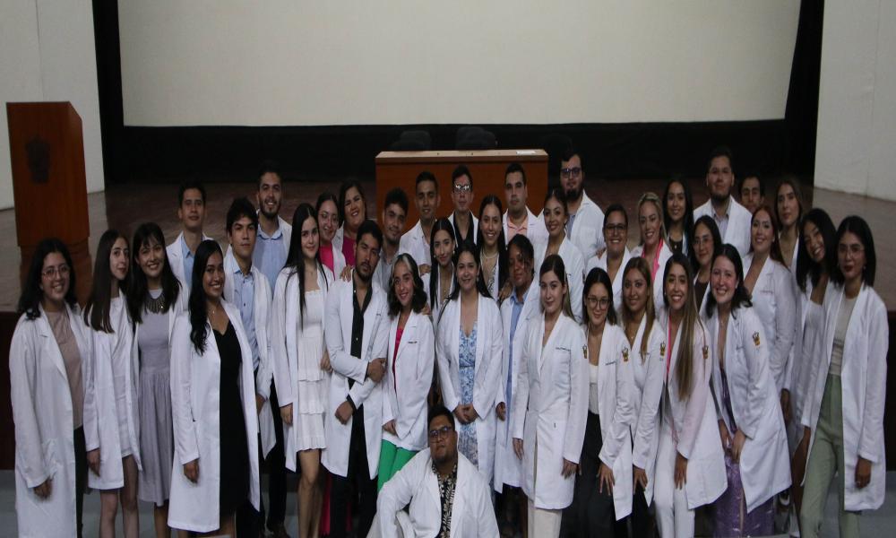 Emotiva ceremonia de “Imposición de Batas” a estudiantes de Medicina