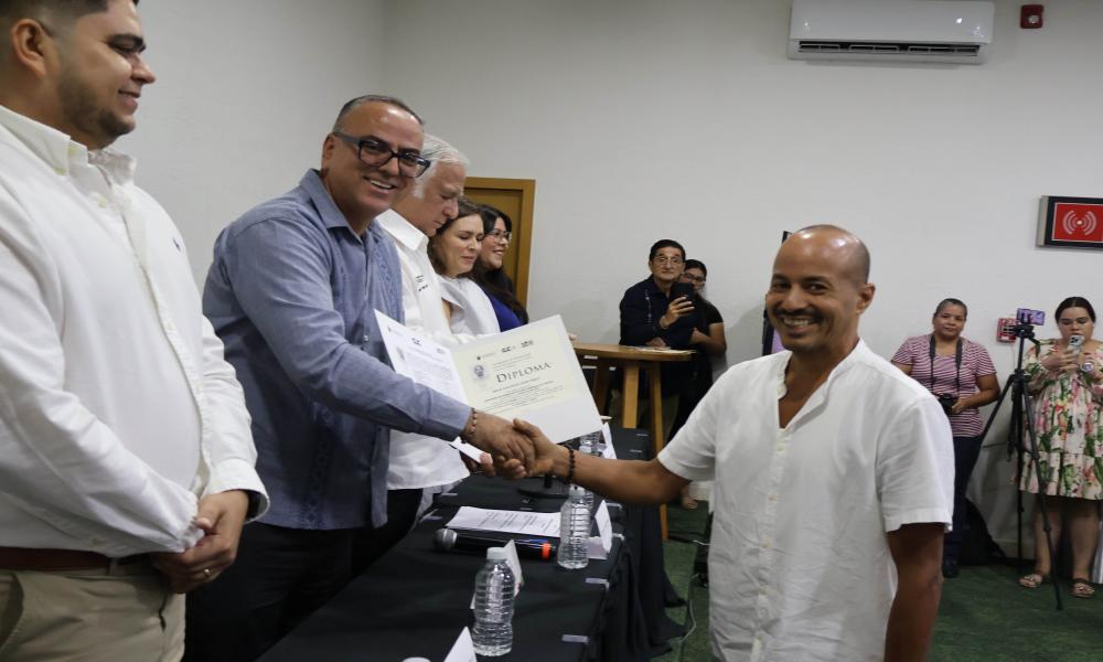 Entrega Secretario de Turismo diplomas a 24 guías de turistas que concluyeron diplomado en CUCosta