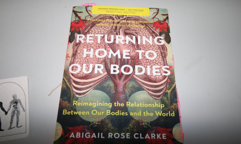 Se reúne la comunidad universitaria en la presentación del libro “Returning Home To Our Bodies”