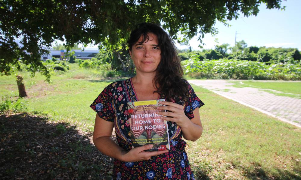Se reúne la comunidad universitaria en la presentación del libro “Returning Home To Our Bodies”