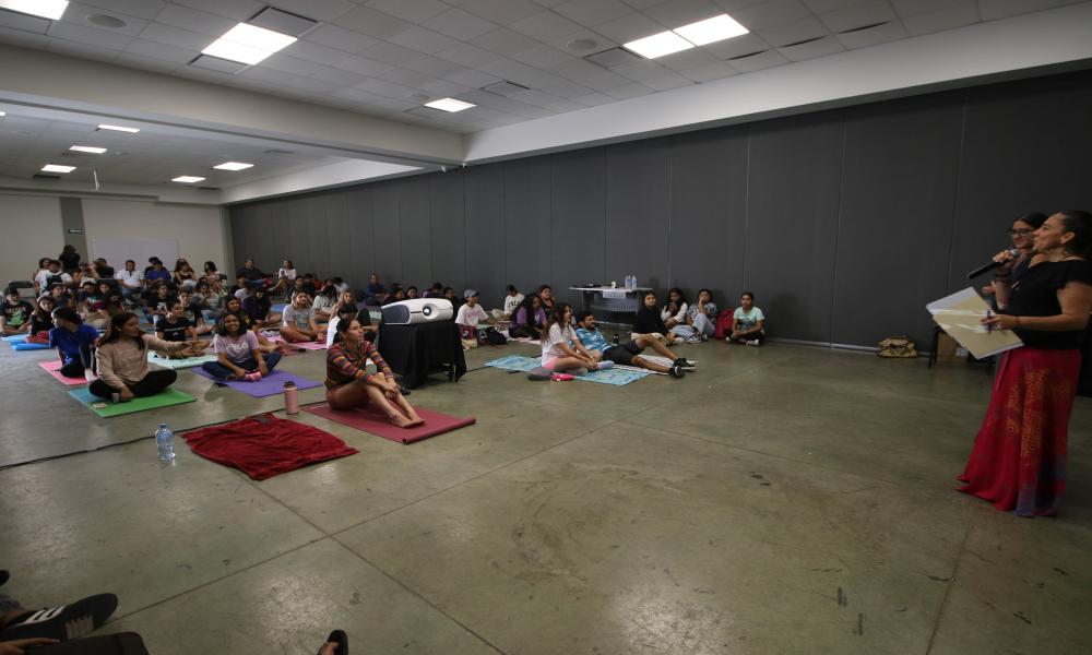 Se reúne la comunidad universitaria en la presentación del libro “Returning Home To Our Bodies”