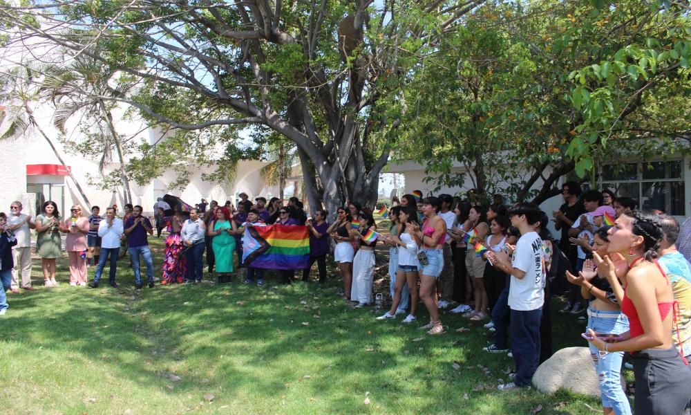 Se realiza el izamiento de la bandera LGBTIQ+ en CUCosta