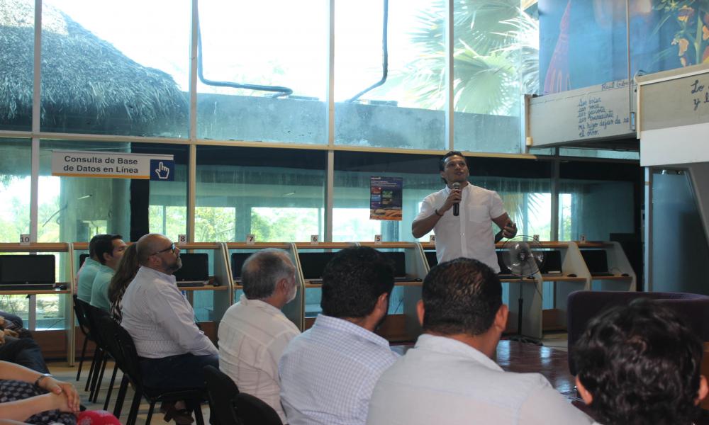 Entrega Dr. Jorge Téllez López reconocimiento al Dr. Simón Barquera por su participación en la Cátedra del Futuro