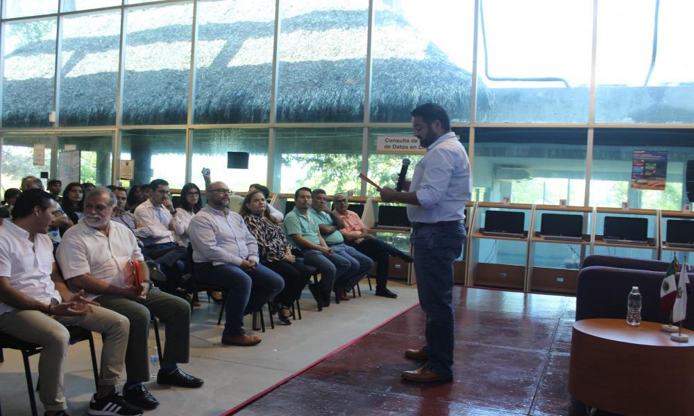 Entrega Dr. Jorge Téllez López reconocimiento al Dr. Simón Barquera por su participación en la Cátedra del Futuro