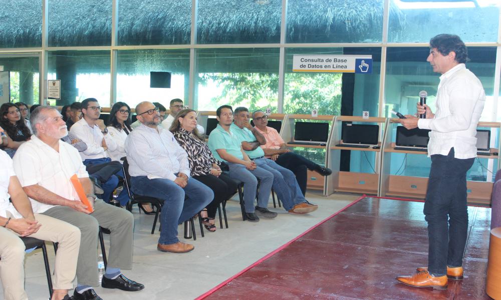 Entrega Dr. Jorge Téllez López reconocimiento al Dr. Simón Barquera por su participación en la Cátedra del Futuro