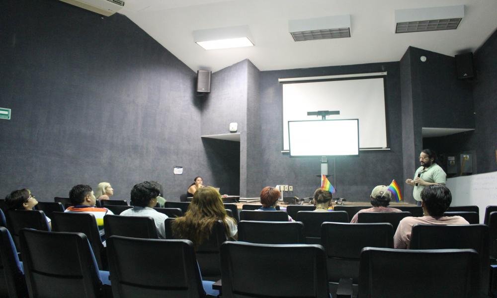 Se realiza el izamiento de la bandera LGBTIQ+ en CUCosta