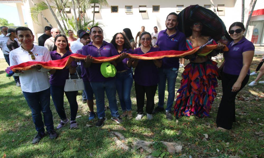 Se realiza el izamiento de la bandera LGBTIQ+ en CUCosta