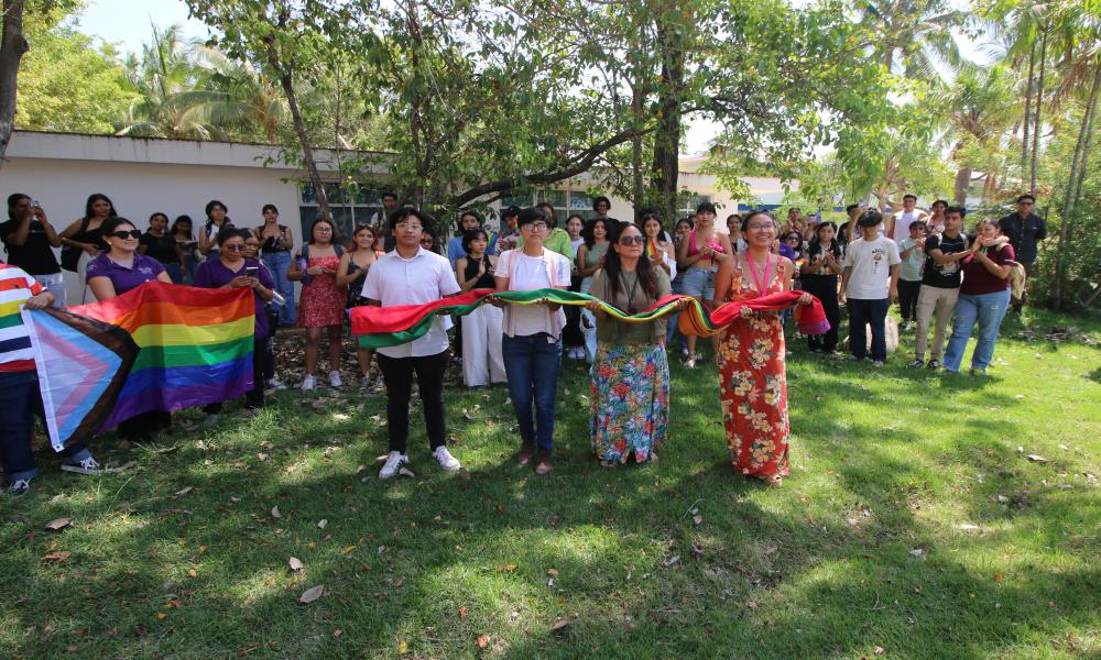 Se realiza el izamiento de la bandera LGBTIQ+ en CUCosta
