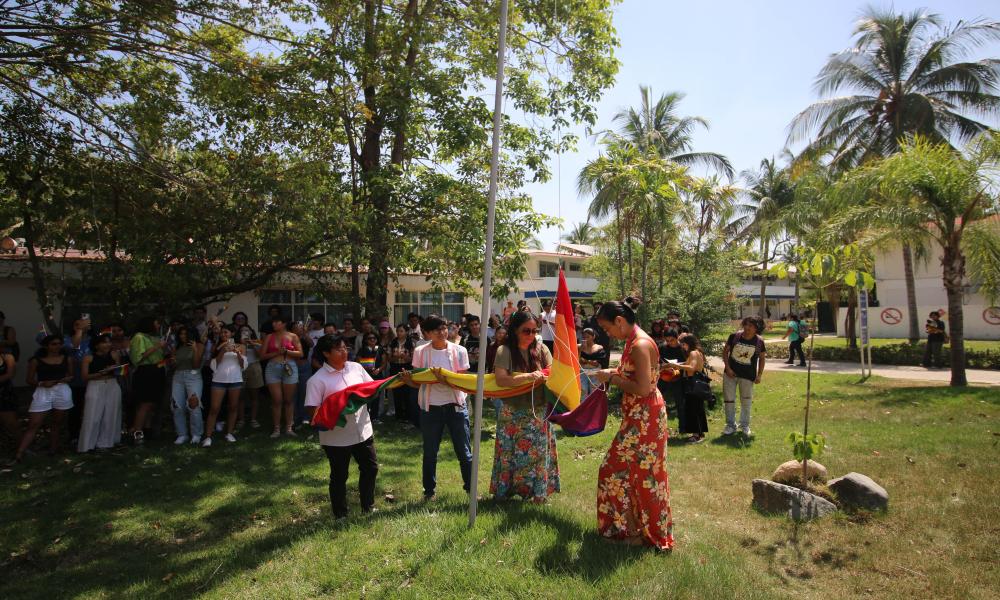 Se realiza el izamiento de la bandera LGBTIQ+ en CUCosta