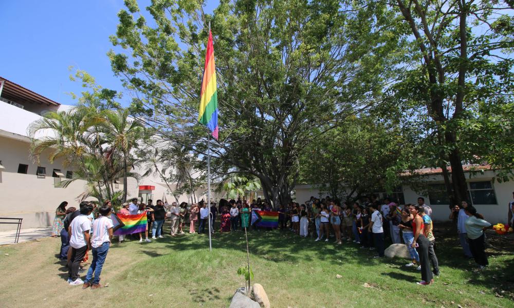 Se realiza el izamiento de la bandera LGBTIQ+ en CUCosta