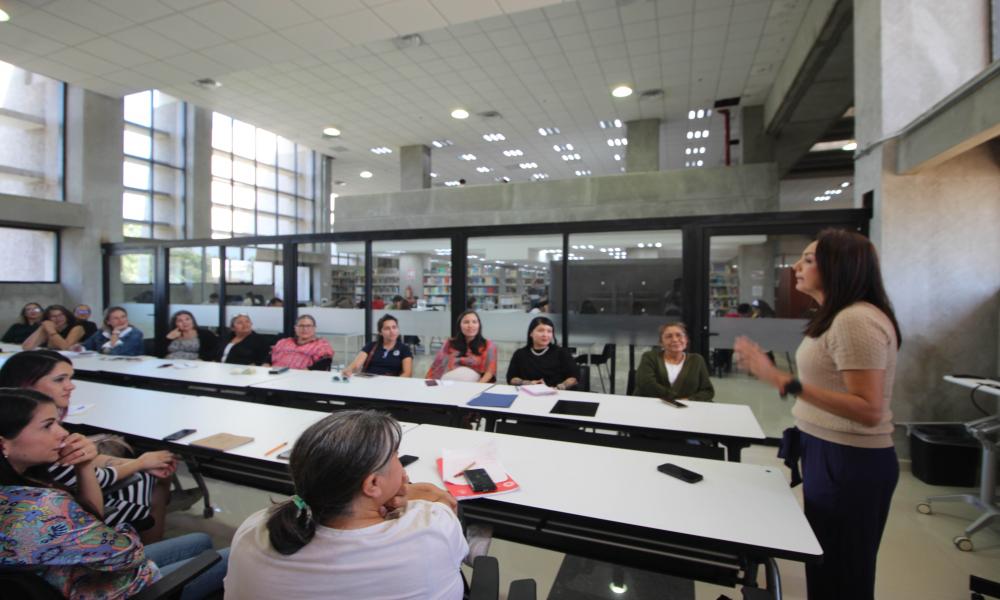 La Dra. Ciria Salazar, Profesora Investigadora de la Universidad de Colima presentó su ponencia “Mujeres en STEAM”