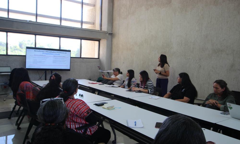 La Dra. Ciria Salazar, Profesora Investigadora de la Universidad de Colima presentó su ponencia “Mujeres en STEAM”