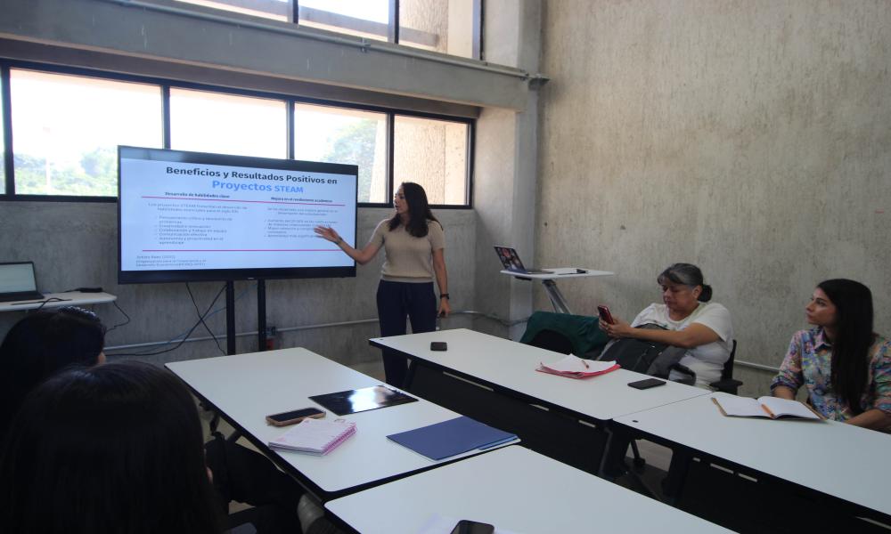 La Dra. Ciria Salazar, Profesora Investigadora de la Universidad de Colima presentó su ponencia “Mujeres en STEAM”