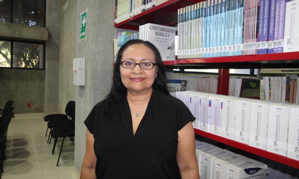 Autoridades del CUCosta entregan merecido reconocimiento a la Mtra. Laura Biurcos Hernández