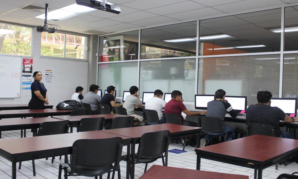 Presentaron 585 sustentantes examen EGEL para titularse