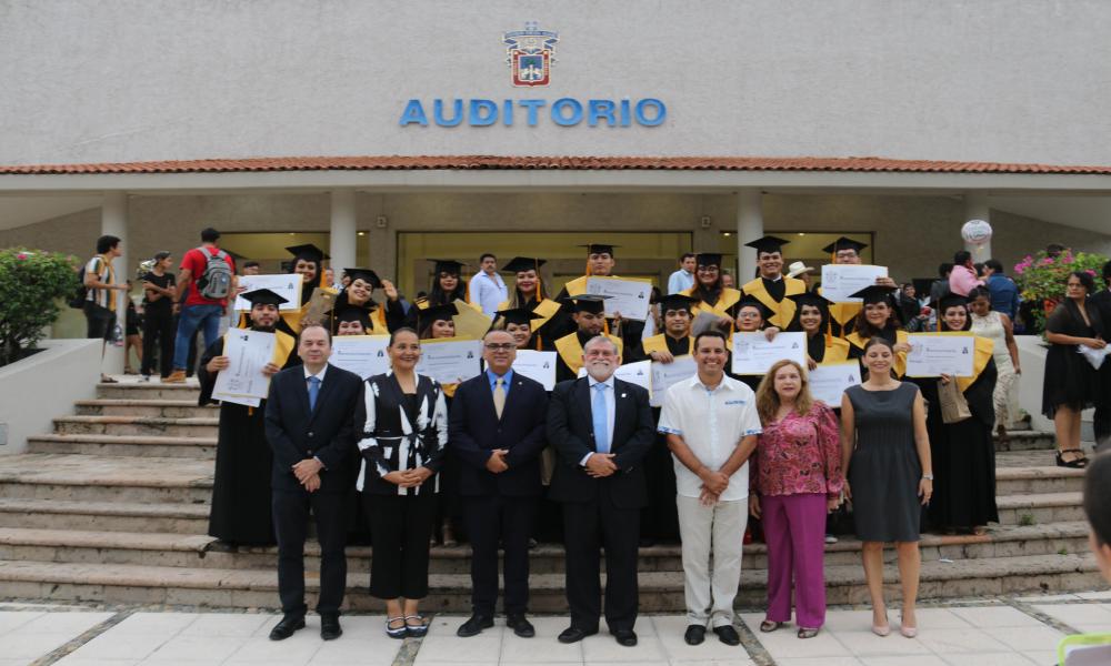 Egresan 29 psicólogos y 21 biólogos más del CUCosta en un acto académico conjunto
