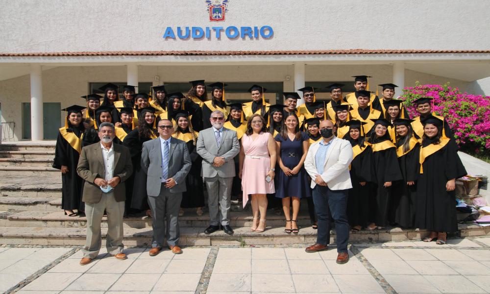 Se gradúan 1,111 estudiantes de tres calendarios escolares en CUCosta