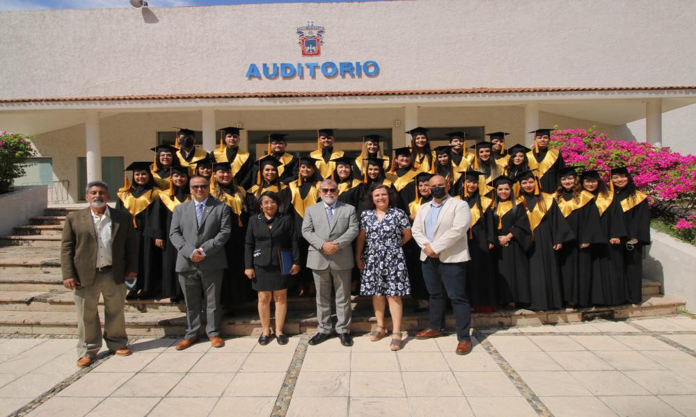 Se gradúan 1,111 estudiantes de tres calendarios escolares en CUCosta