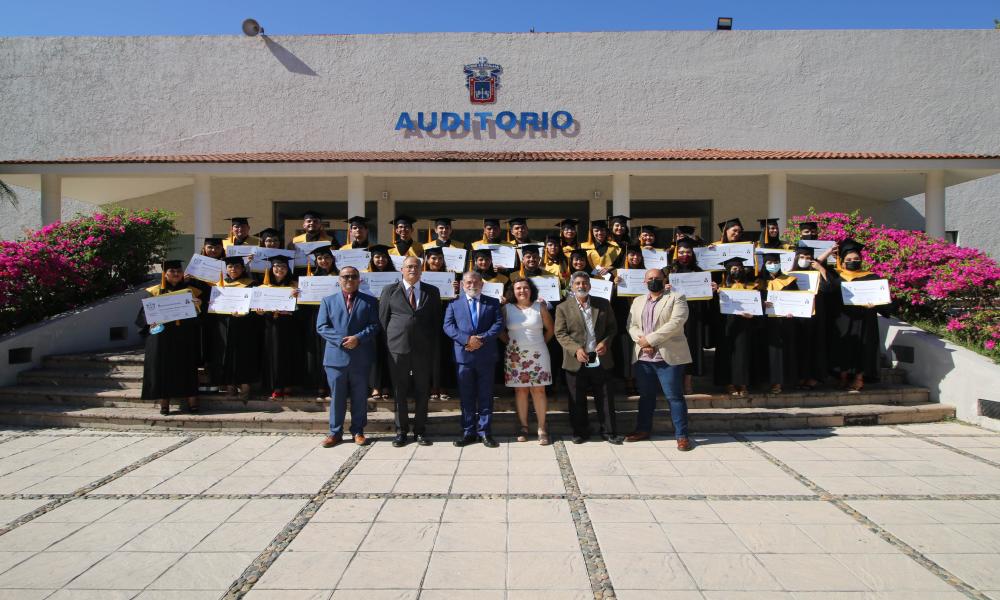 Se gradúan 1,111 estudiantes de tres calendarios escolares en CUCosta