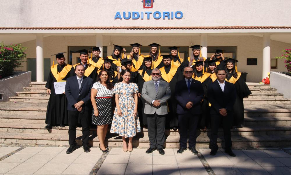 Se gradúan 1,111 estudiantes de tres calendarios escolares en CUCosta