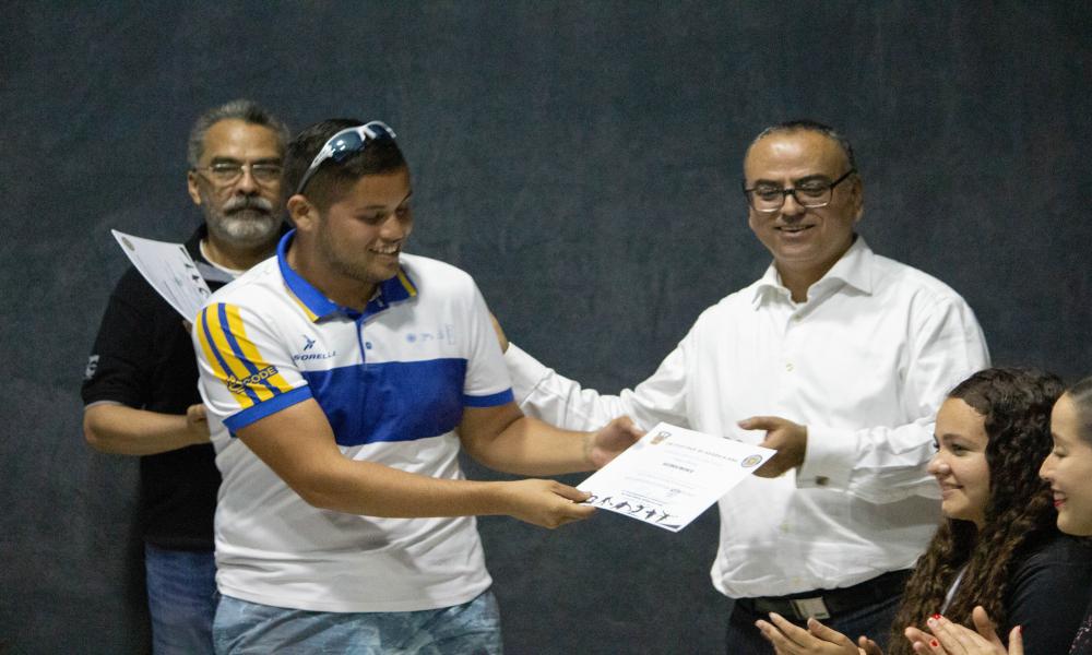 Reciben reconocimientos deportistas universitarios que participaron en el Campeonato Intercentros 2022